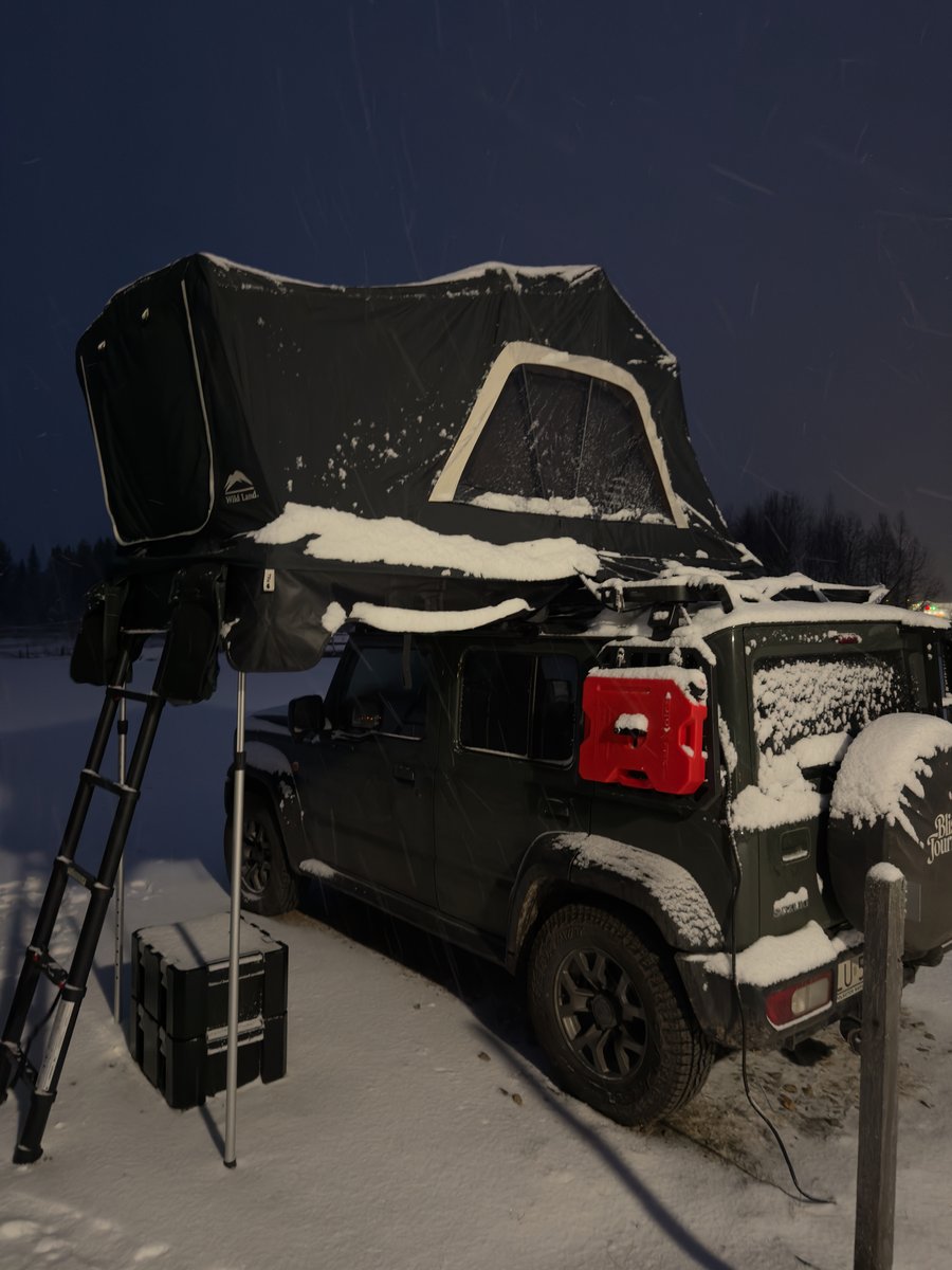 Jimny w śniegu nocą