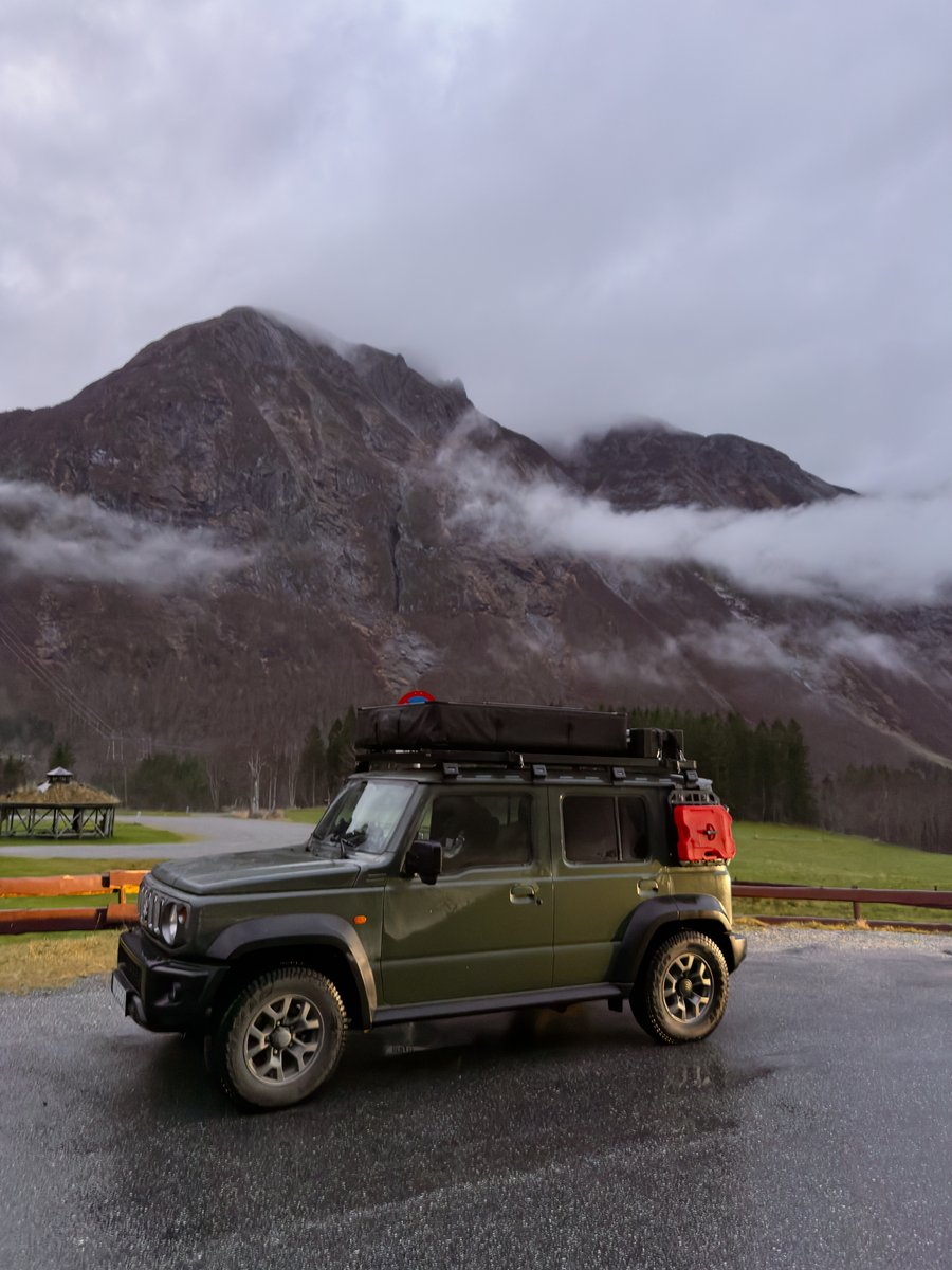 Jimny z górami w tle