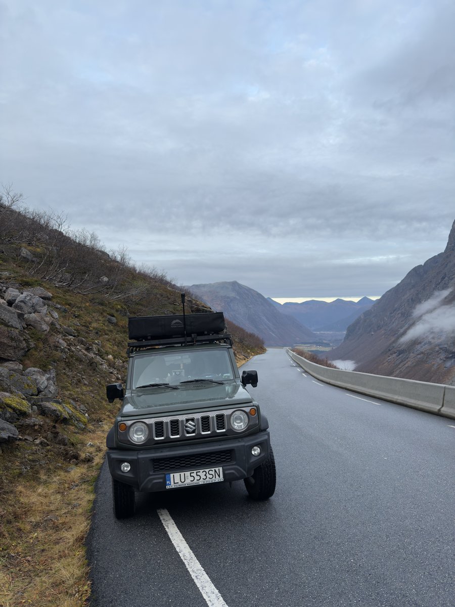 Jimny na fiordowej drodze